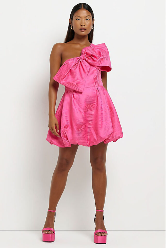 Ružičasta haljina na jedno rame s oversized mašnom 1