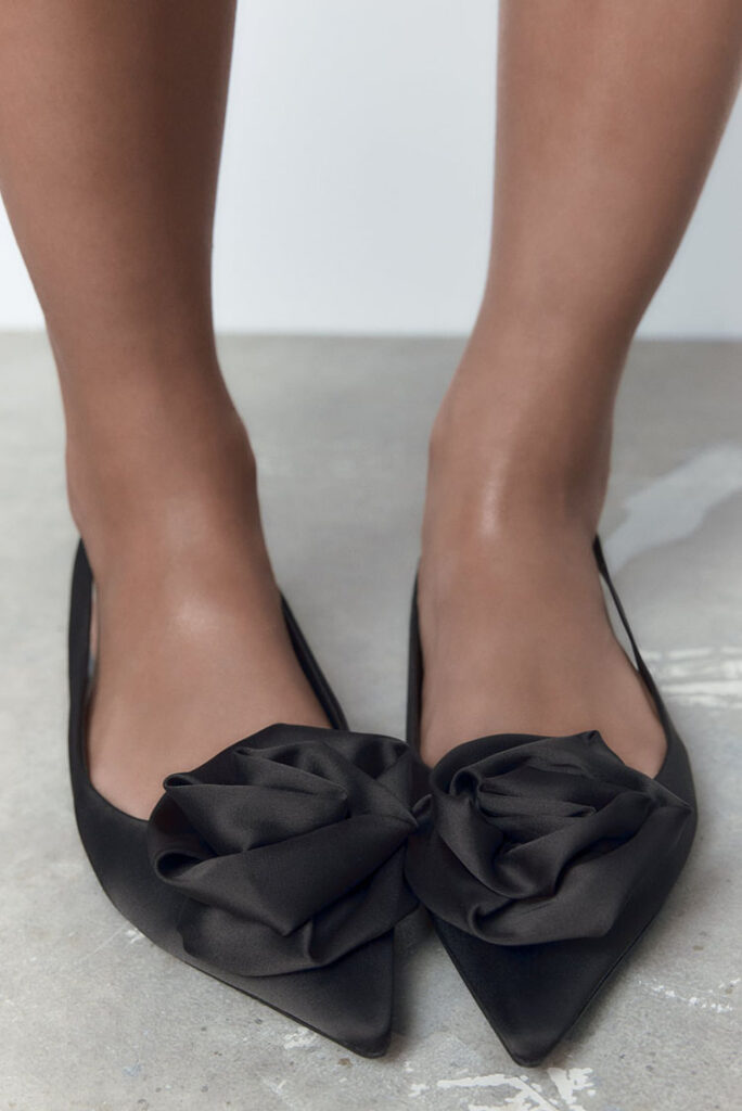  Zara ravne cipele s cvjetnim_detaljem u crnoj boji 2