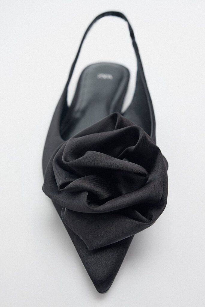  Zara ravne cipele s cvjetnim_detaljem u crnoj boji 