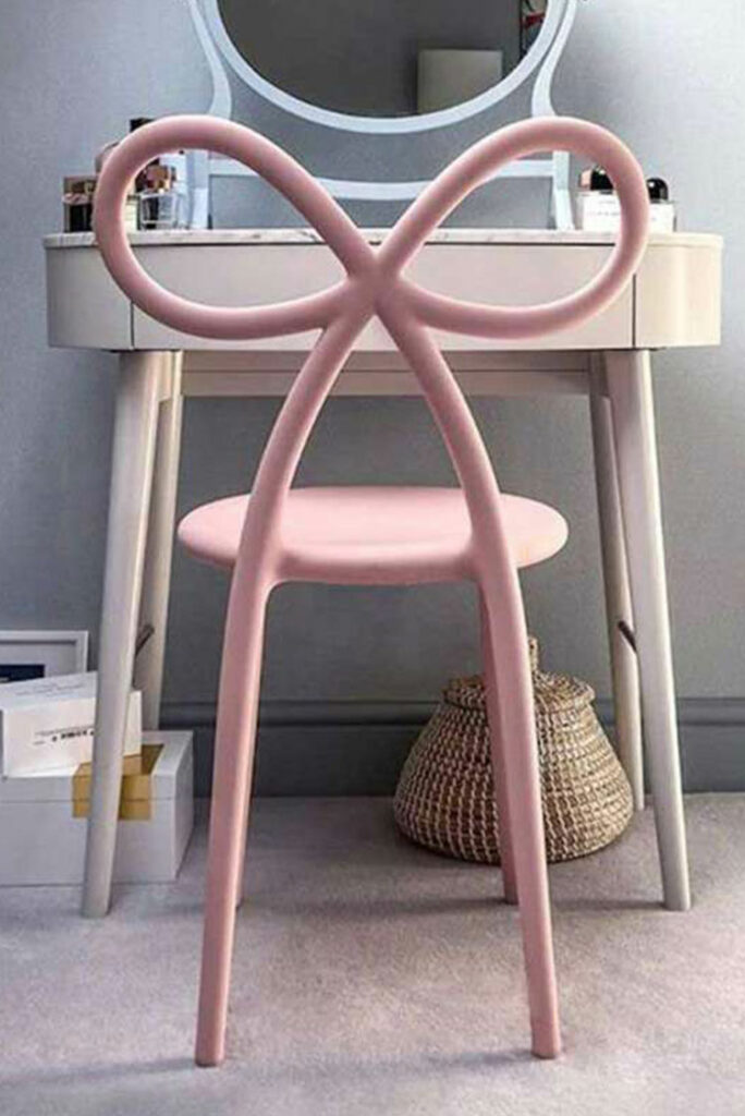 Ružičasta stolica s naslonom u obliku vrpce 2