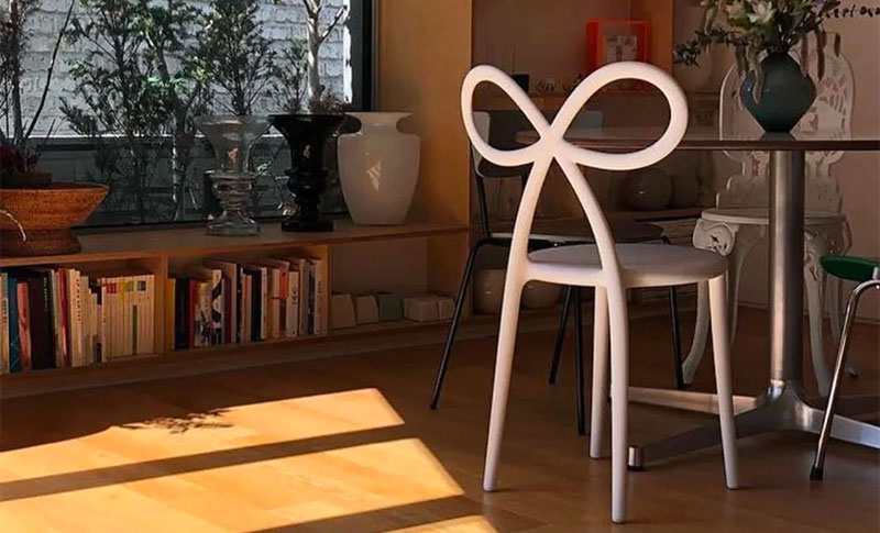 Ružičasta stolica s naslonom u obliku vrpce 3